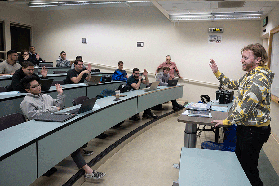 菠菜网lol正规平台 (and E-Lab) alum and Guildhouse founder Kevin Wick, “13创业, speaks to E-Lab students.  Photo by Jim Gensheimer.